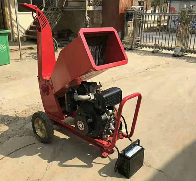 Customized Color Trailer Mounted Wood Chipper / Wood Chipper Grinder 15hp Diesel Engine